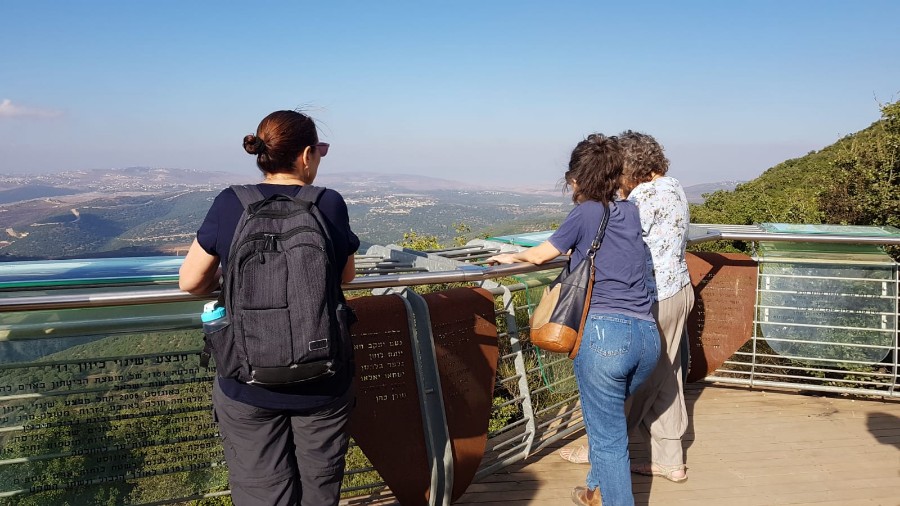 תצפית הר אדיר - מזהות את היישובים שרואים.
צלמת: קרוליין